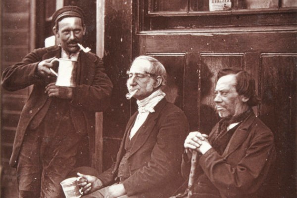 ثلاثة رجال يشربون الخمر خارج حانة