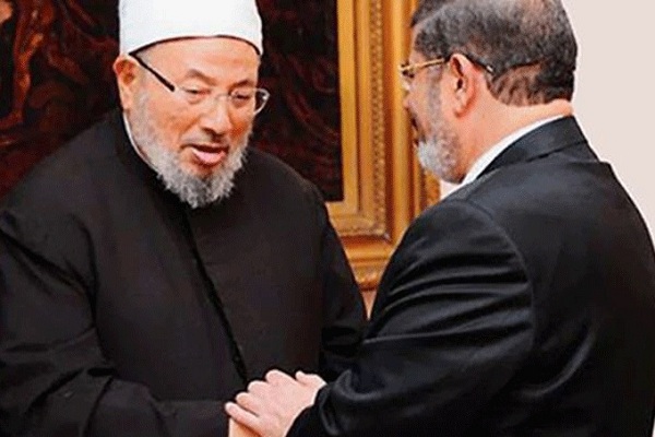قرضاوي ومحمد مرسي العياط .. تحالف غير مقدس 
