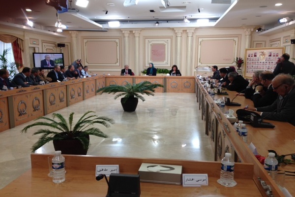 البرلمانيون الاردنيون خلال اجتماعهم مع رجوي في باريس (إيلاف)