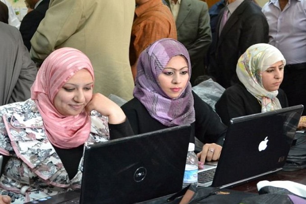 عراقيات يتواصلن عبر أجهزة الحاسوب