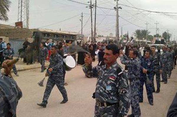 جنود عراقيون يمارسون طقوس عاشوراء