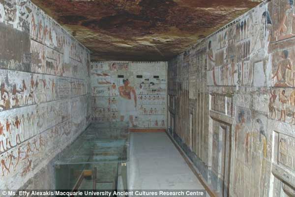 من داخل المقبرة التي يبلغ عمرها 4400 سنة