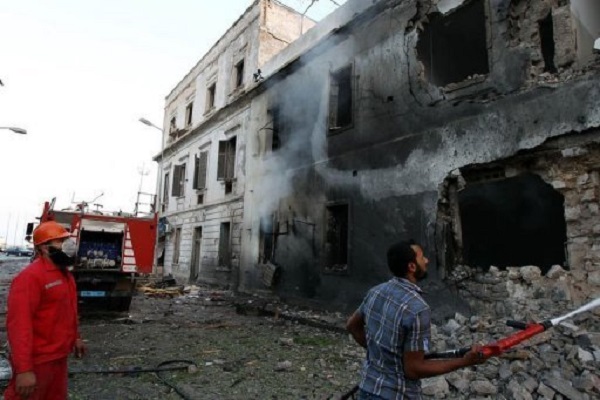 عناصر الإطفاء في موقع انفجار سابق في بنغازي