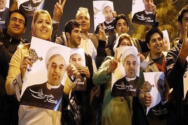 ايرانيون في استقبال الوفد العائد من جنيف