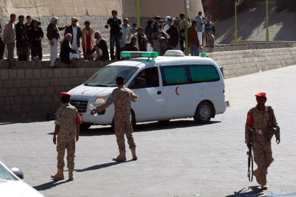 عناصر من القوات اليمنية قرب وزارة الدفاع في صنعاء