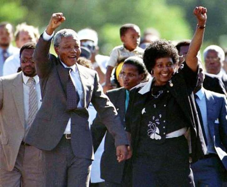 نيلسون مانديلا برفقة زوجته السابقة ويني... لحظات بعد خروجه من السجن في 11 فبراير 1990