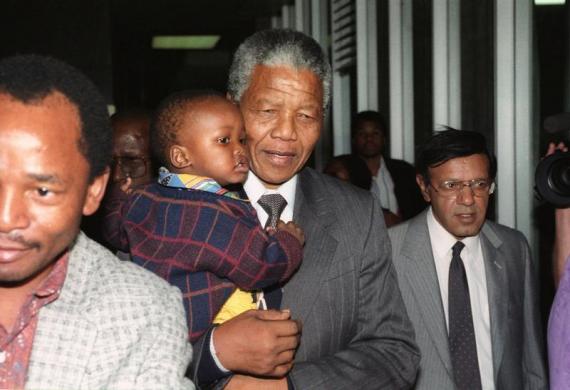 نيلسون مانديلا يحمل حفيده بامباطا- 9 نوفمبر 1990