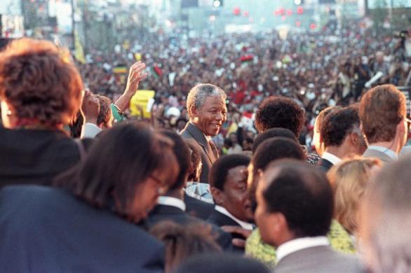الآلاف يستقبلون نيلسون مانديلا في هارلم في 21 يونيو 1990