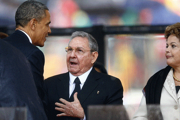 اوباما يصافح كاسترو وفي الصورة رئيسة البرازيل