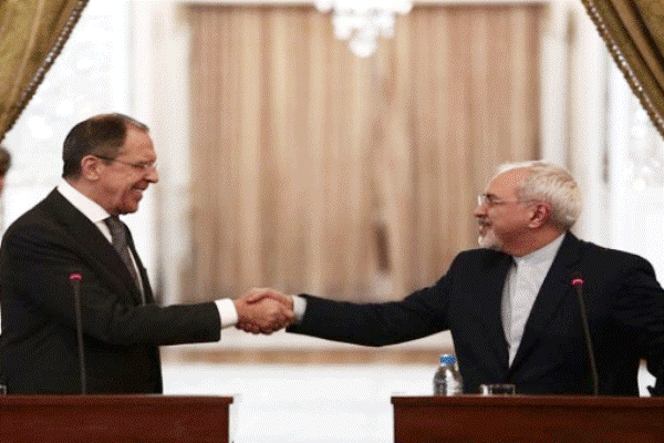 وزير خارجية إيران مصافحًا نظيره الروسي