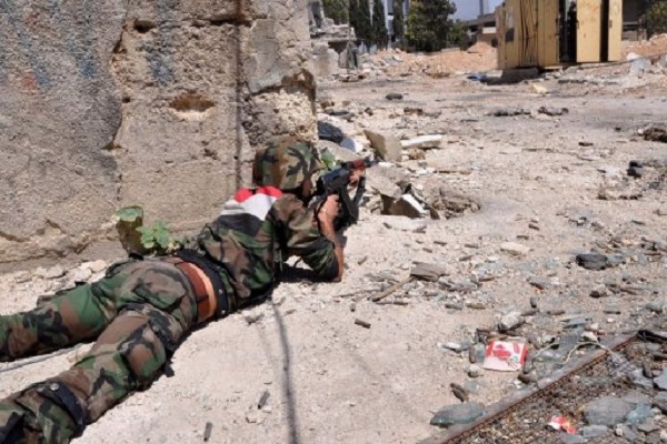جندي سوري يتمركز في احد احياء ضواحي دمشق 
