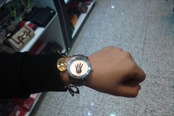 ساعة تحمل شارة رابعة تباع في أسواق العراق