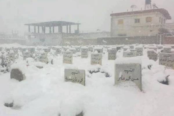 مقابر قتلى الثورة السورية غطتها الثلوج 