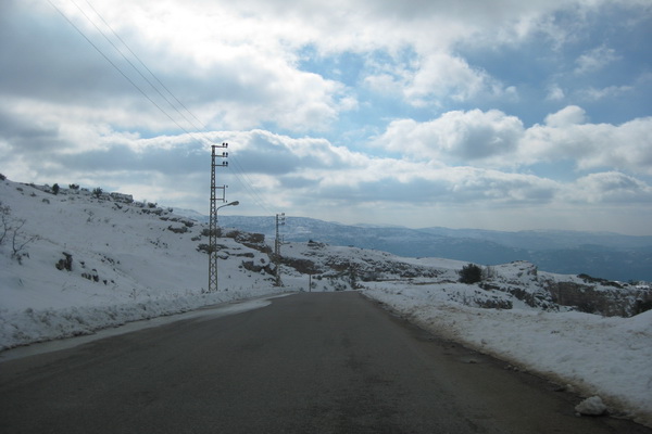 الثلوج افترشت الطرق على الجانبين ( تصوير ريما زهار