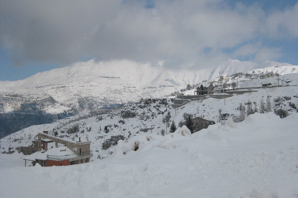 جبل صنين مكسو بالثلوج