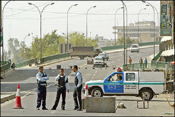 شرطة عراقيون يغلقون احد الجسور القريبة من مقر مجلس النواب