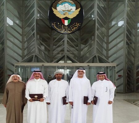 الزميل سلطان بصحبة الغانم ومجموعة من الضيوف في لقطة تذكارية امام مدخل مجلس الأمة
