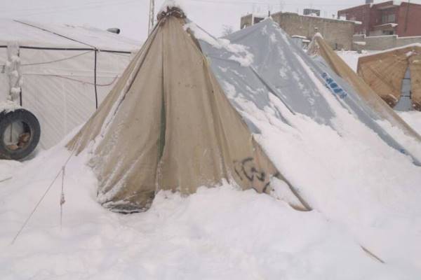 الثلوج تغطي خيم اللاجئين السوريين 