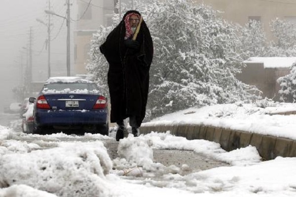 أردني يشق طريقه وسط الثلوج في عمان