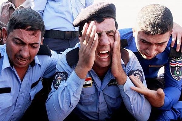جنود عراقيون يبكون ضحايا قضوا في تفجيرات إرهابية