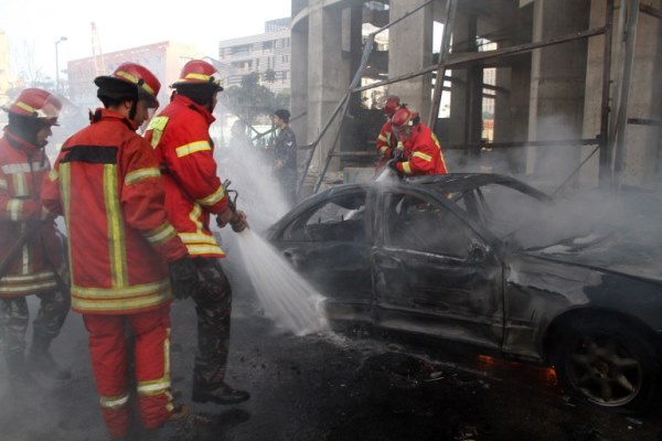 رجال الاطفاء يحاولون إخماد الحرائق الناجمة عن التفجير