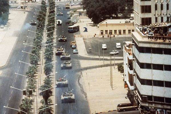 الدبابات العراقية تدخل إلى العاصمة الكويتية في أغسطس عام 1990