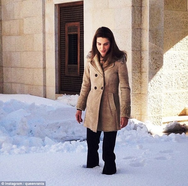 صورة للملكة رانيا على الثلوج
