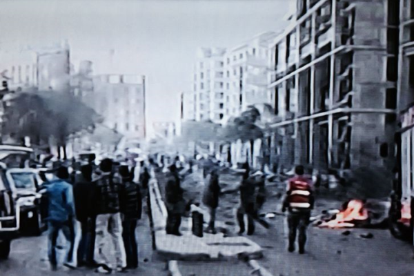 صورة نقلا عن التلفزيون للتفجير الذي وقع في وسط بيروت