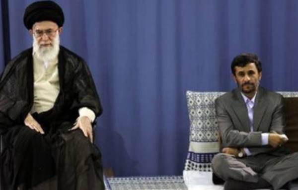 أحمدي نجاد يجلس على الأرض وإلى جانبه خامنئي جالسًا على كرسي
