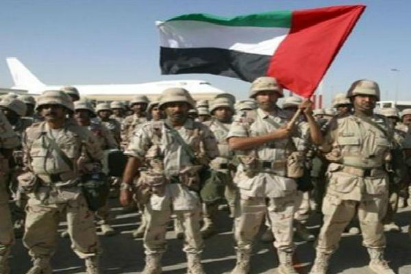 عناصر من الجيش الإماراتي يحملون علم بلادهم