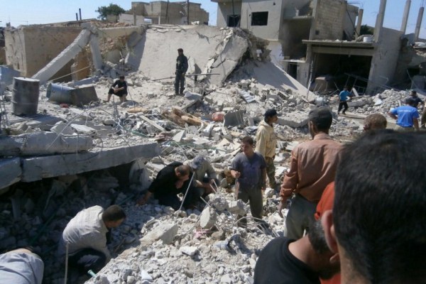 سوريون يبحثون عن أحياء بين الركام في القصير- أ ف ب
