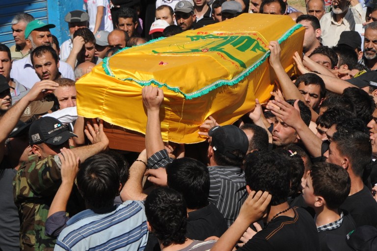 حزب الله يشيع أحد قتلاه ممن سقطوا في معركة القصير في سوريا