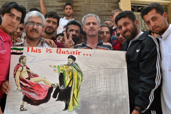 متظاهرون سورويون ضد الأسد يسخرون من تدخل حزب الله في القصير- أ ف ب