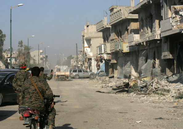 جنود سوريون يتجولون في القصير حيث تبدو آثار الدمار واضحة في المدينة