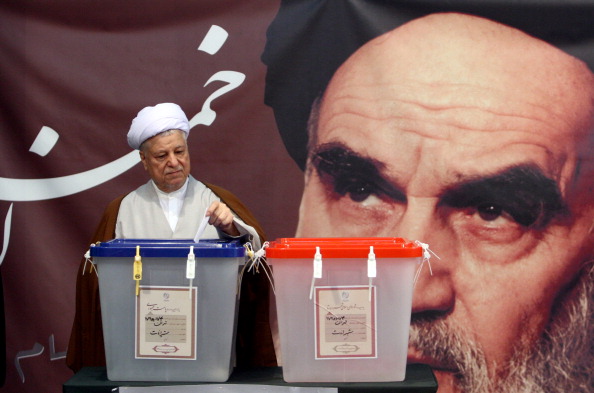 المرشح السابق هاشمي رفسنجاني يدلي بصوته في الانتخابات الرئاسية