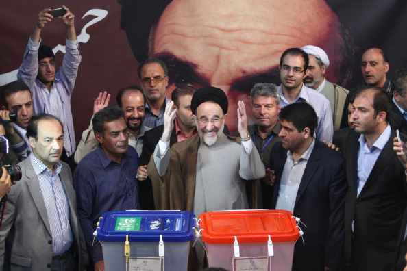 الرئيس الإيراني السابق محمد خاتمي يدلي بصوته في طهران