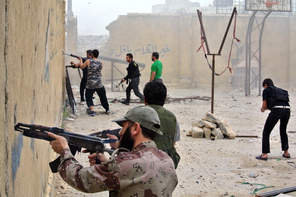 مقاتلون معارضون للأسد خلال اشتباكات مع الجيش السوري في حلب - أ ف ب