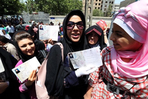 إيرانيات أمام أحد مراكز الإقتراع