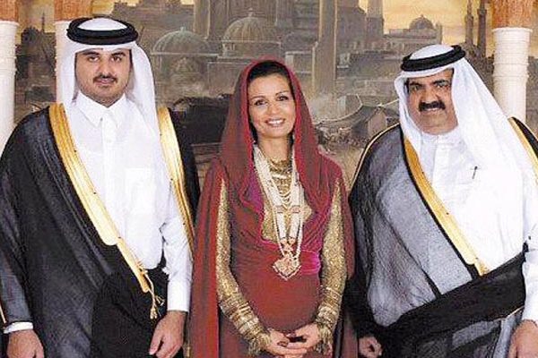 الشيخة موزة تتوسط زوجها الأمير حمد بن خليفة وولي العهد الشيخ تميم