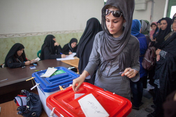وزير الداخلية الإيراني أعلن تمديد التصويت بسبب الإقبال الذي وصفه بالكبير