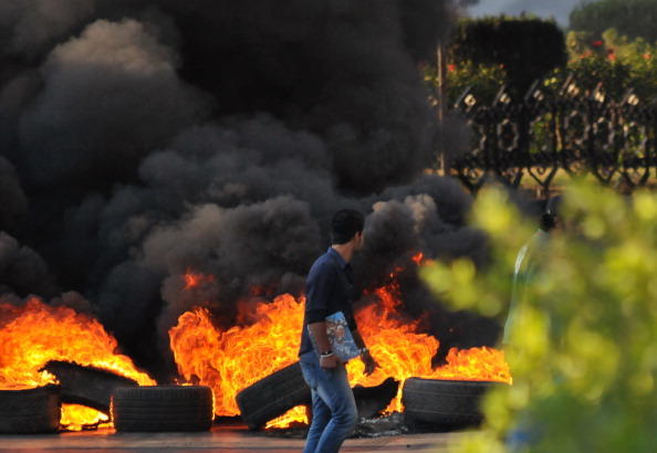 أنصار الأسير يحرقون الإطارات تضامنًا معه في مدينة طرابلس الشمالية