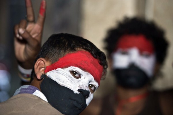 شابان مصريان معارضان لحكم الرئيس المنتمي لجماعة الإخوان المسلمين