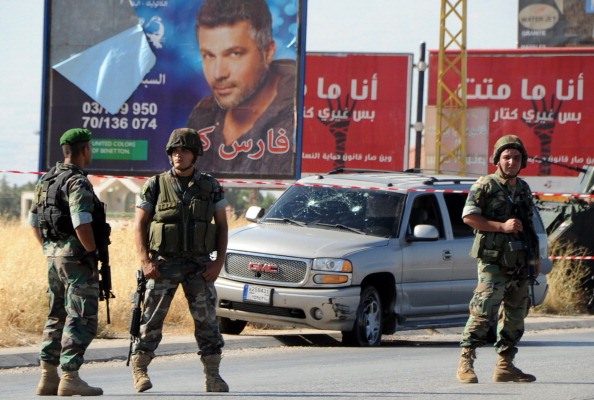 عناصر من الجيش اللبناني في مكان انفجار العبوة في مجدل عنجر