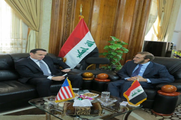 وزير الدفاع العراقي مجتمعا مع مكيرك