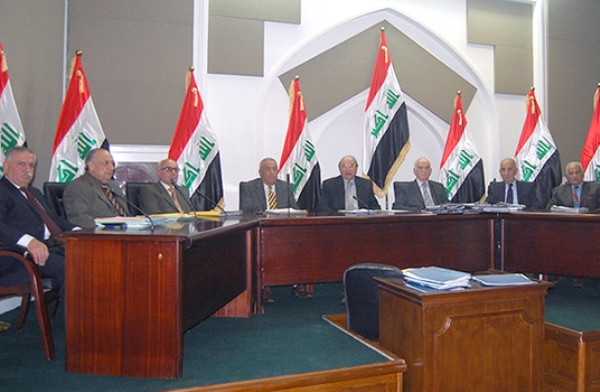 مدحت المحمود يتوسط أعضاء المحكمة الإتحادية العليا في العراق