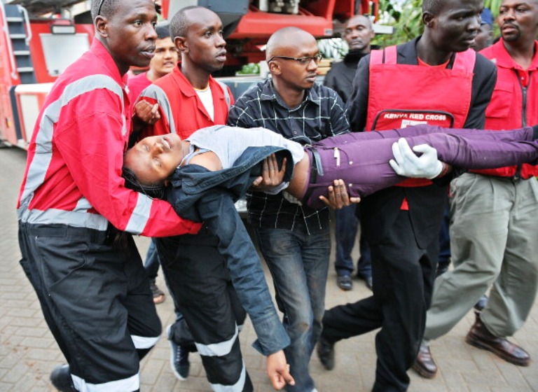 مسعفون ينقلون أحد جرحى الإعتداء في نيروبي