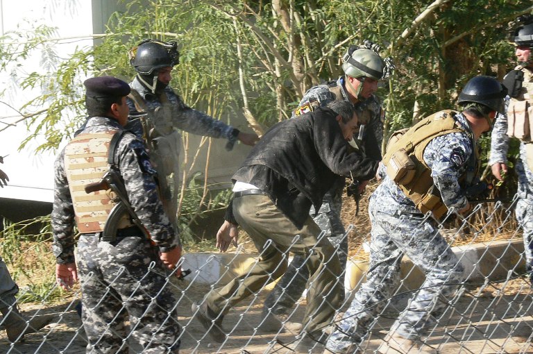 جنود عراقيون يهاجمون معسكر اشرف