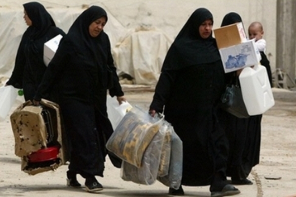 مهجرات عراقيات يحملن مساعدات من الهلال الأحمر