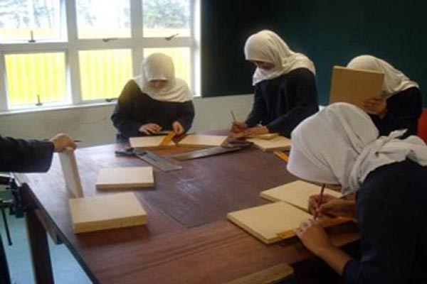 تلميذات محجبات في المدرسة الإسلامية في مقاطعة ديربي البريطانية