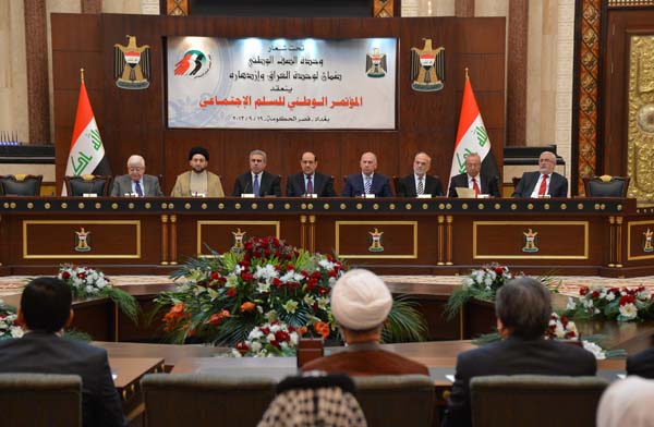 القادة العراقيون خلال التوقيع على وثيقة الشرف